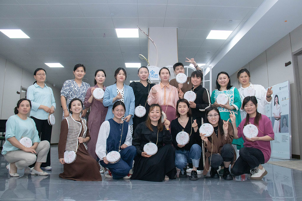 博思花藝婚慶教育，婚慶培訓(xùn)，花藝培訓(xùn)，插花培訓(xùn)，花藝師培訓(xùn)，主持人培訓(xùn)，商務(wù)主持人培訓(xùn)，花店運營培訓(xùn)，花店全系統(tǒng)營銷，小白開花店，小白學主持，金璽棠婚慶酒店，金璽棠總部，鄭州金麻雀教育科技有限公司