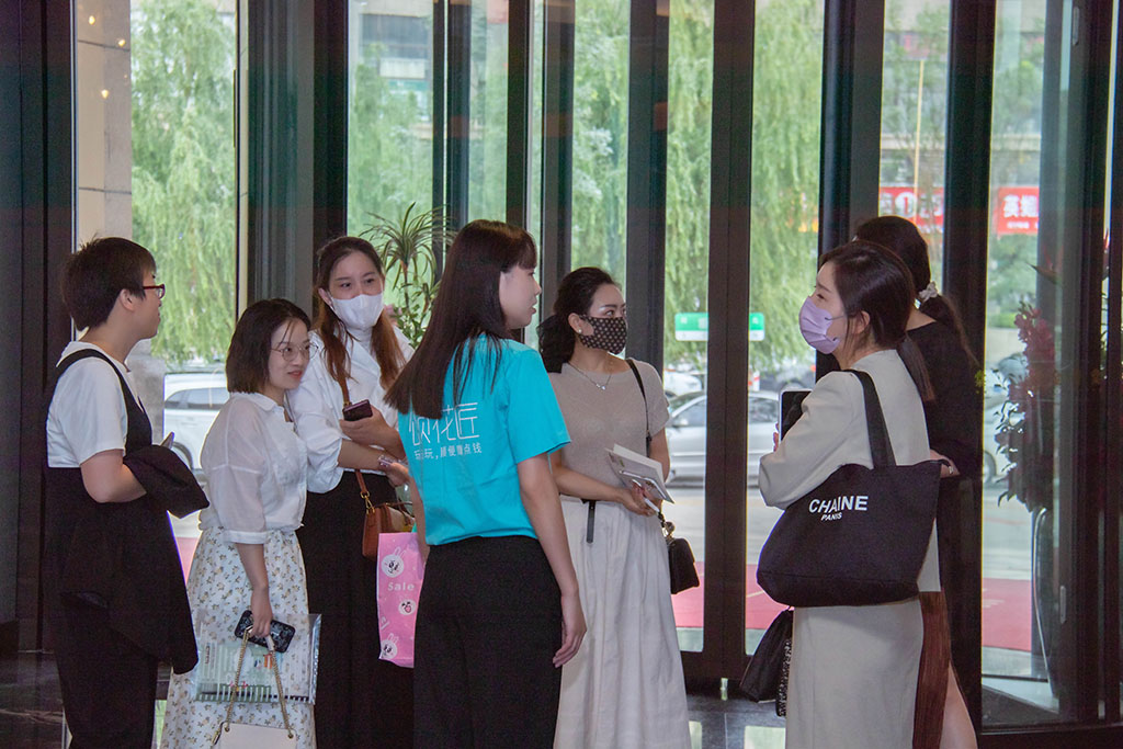 博思花藝婚慶教育，婚慶培訓，花藝培訓，插花培訓，花藝師培訓，主持人培訓，商務(wù)主持人培訓，花店運營培訓，花店全系統(tǒng)營銷，小白開花店，小白學主持，金璽棠婚慶酒店，金璽棠總部，鄭州金麻雀教育科技有限公司