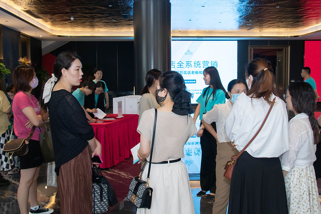 博思花藝婚慶教育，婚慶培訓，花藝培訓，插花培訓，花藝師培訓，主持人培訓，商務(wù)主持人培訓，花店運營培訓，花店全系統(tǒng)營銷，小白開花店，小白學主持，金璽棠婚慶酒店，金璽棠總部，鄭州金麻雀教育科技有限公司