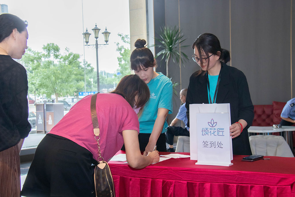 博思花藝婚慶教育，婚慶培訓，花藝培訓，插花培訓，花藝師培訓，主持人培訓，商務(wù)主持人培訓，花店運營培訓，花店全系統(tǒng)營銷，小白開花店，小白學主持，金璽棠婚慶酒店，金璽棠總部，鄭州金麻雀教育科技有限公司