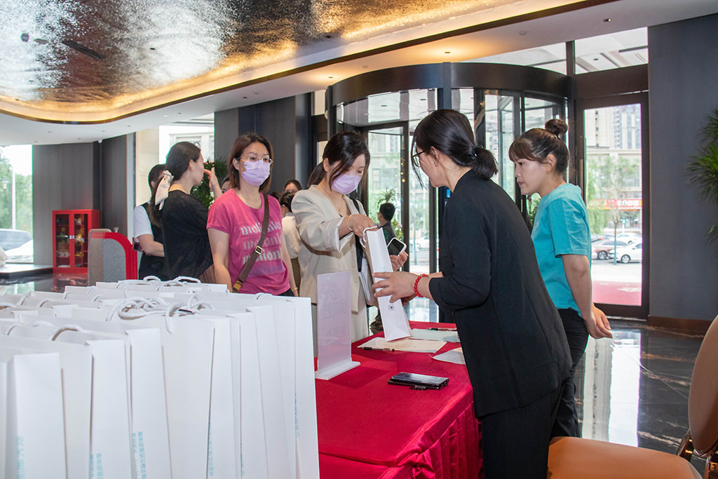 博思花藝婚慶教育，婚慶培訓，花藝培訓，插花培訓，花藝師培訓，主持人培訓，商務(wù)主持人培訓，花店運營培訓，花店全系統(tǒng)營銷，小白開花店，小白學主持，金璽棠婚慶酒店，金璽棠總部，鄭州金麻雀教育科技有限公司