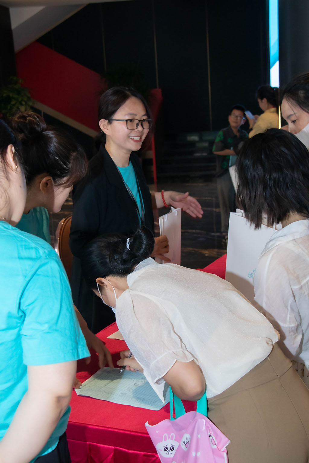 博思花藝婚慶教育，婚慶培訓，花藝培訓，插花培訓，花藝師培訓，主持人培訓，商務(wù)主持人培訓，花店運營培訓，花店全系統(tǒng)營銷，小白開花店，小白學主持，金璽棠婚慶酒店，金璽棠總部，鄭州金麻雀教育科技有限公司