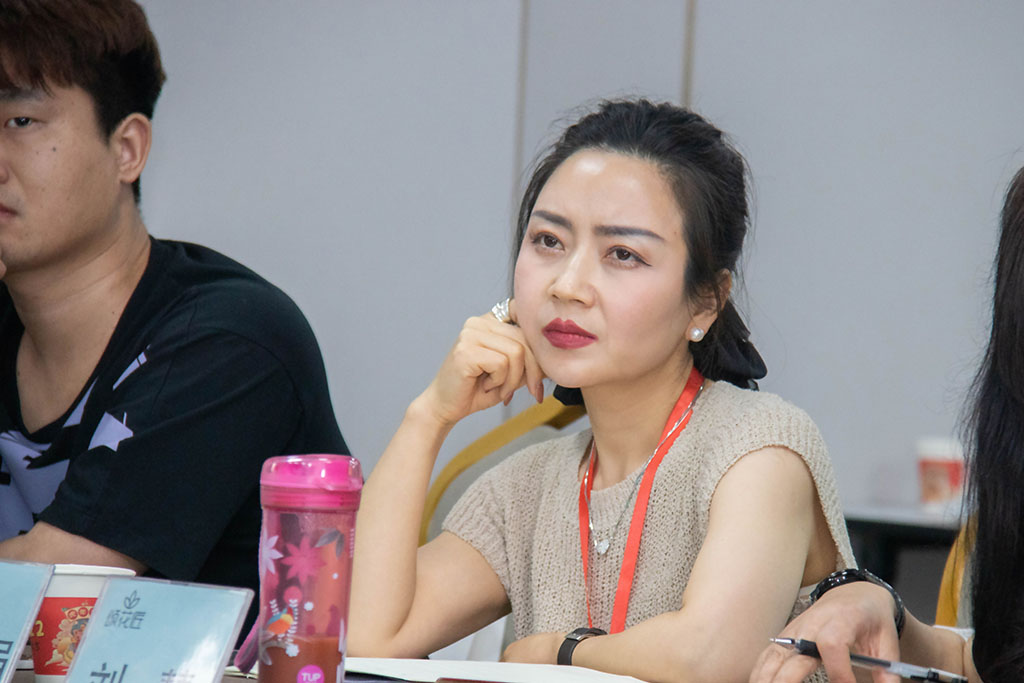 博思花藝婚慶教育，婚慶培訓，花藝培訓，插花培訓，花藝師培訓，主持人培訓，商務(wù)主持人培訓，花店運營培訓，花店全系統(tǒng)營銷，小白開花店，小白學主持，金璽棠婚慶酒店，金璽棠總部，鄭州金麻雀教育科技有限公司