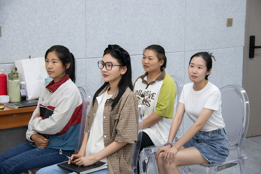 博思花藝婚慶教育，婚慶培訓(xùn)，花藝培訓(xùn)，插花培訓(xùn)，花藝師培訓(xùn)，主持人培訓(xùn)，商務(wù)主持人培訓(xùn)，花店運營培訓(xùn)，花店全系統(tǒng)營銷，小白開花店，小白學(xué)主持，金璽棠婚慶酒店，金璽棠總部，鄭州金麻雀教育科技有限公司