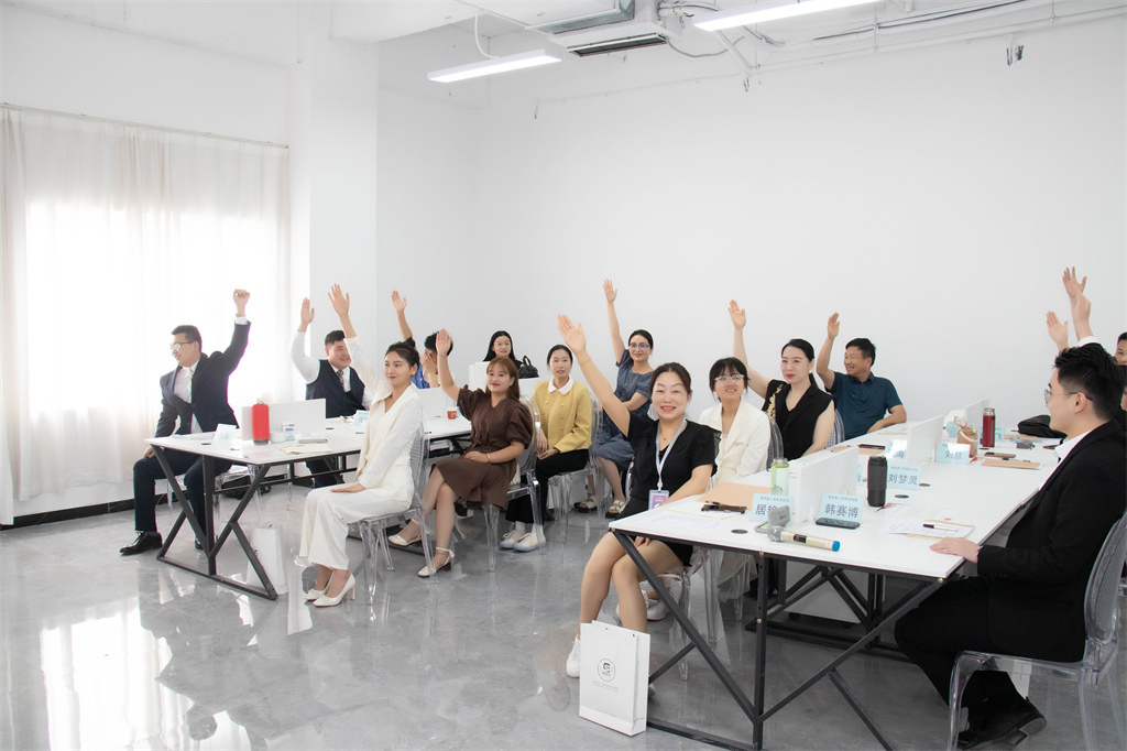 博思花藝婚慶教育，婚慶培訓(xùn)，花藝培訓(xùn)，插花培訓(xùn)，花藝師培訓(xùn)，主持人培訓(xùn)，商務(wù)主持人培訓(xùn)，花店運(yùn)營(yíng)培訓(xùn)，花店全系統(tǒng)營(yíng)銷，小白開花店，小白學(xué)主持，金璽棠婚慶酒店，金璽棠總部，鄭州金麻雀教育科技有限公司