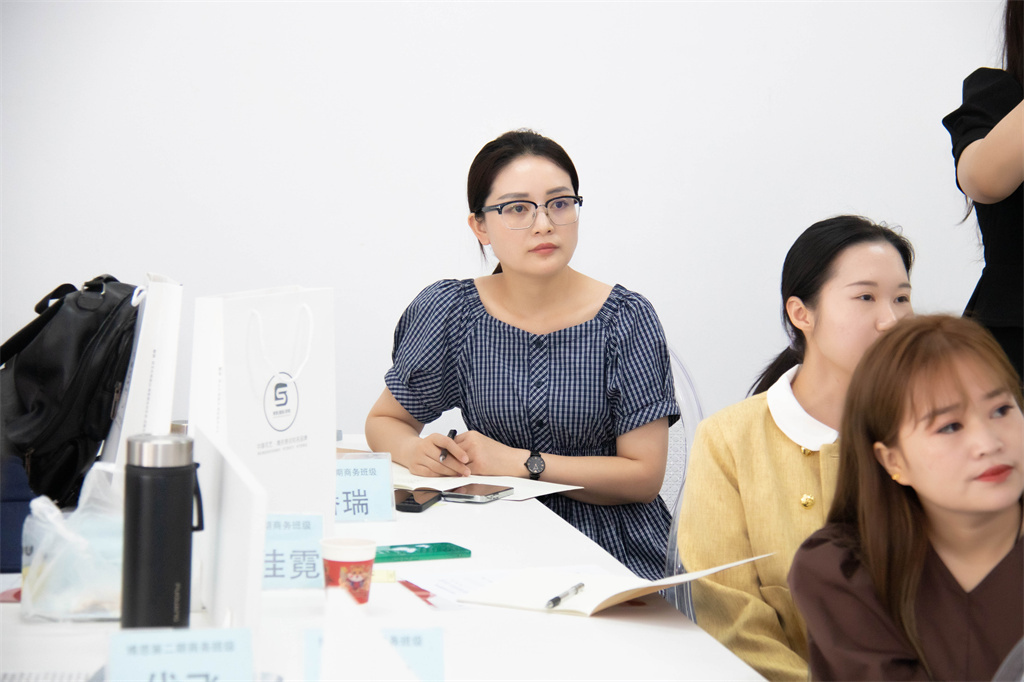 博思花藝婚慶教育，婚慶培訓(xùn)，花藝培訓(xùn)，插花培訓(xùn)，花藝師培訓(xùn)，主持人培訓(xùn)，商務(wù)主持人培訓(xùn)，花店運(yùn)營(yíng)培訓(xùn)，花店全系統(tǒng)營(yíng)銷，小白開花店，小白學(xué)主持，金璽棠婚慶酒店，金璽棠總部，鄭州金麻雀教育科技有限公司