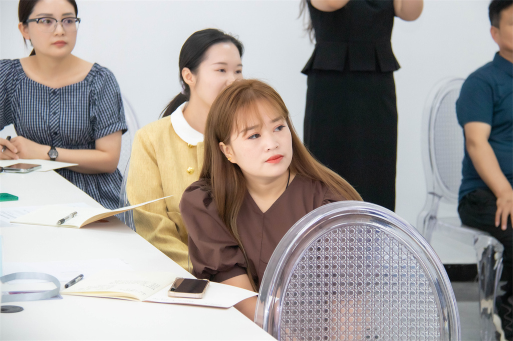 博思花藝婚慶教育，婚慶培訓(xùn)，花藝培訓(xùn)，插花培訓(xùn)，花藝師培訓(xùn)，主持人培訓(xùn)，商務(wù)主持人培訓(xùn)，花店運(yùn)營(yíng)培訓(xùn)，花店全系統(tǒng)營(yíng)銷，小白開花店，小白學(xué)主持，金璽棠婚慶酒店，金璽棠總部，鄭州金麻雀教育科技有限公司