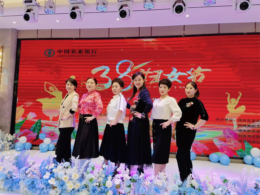 博思花藝婚慶教育，婚慶培訓(xùn)，花藝培訓(xùn)，插花培訓(xùn)，花藝師培訓(xùn)，主持人培訓(xùn)，商務(wù)主持人培訓(xùn)，花店運(yùn)營培訓(xùn)，花店全系統(tǒng)營銷，小白開花店，小白學(xué)主持，金璽棠婚慶酒店，金璽棠總部，鄭州金麻雀教育科技有限公司