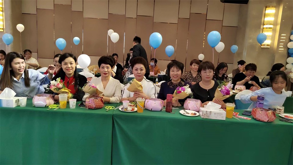 博思花藝婚慶教育，婚慶培訓(xùn)，花藝培訓(xùn)，插花培訓(xùn)，花藝師培訓(xùn)，主持人培訓(xùn)，商務(wù)主持人培訓(xùn)，花店運(yùn)營培訓(xùn)，花店全系統(tǒng)營銷，小白開花店，小白學(xué)主持，金璽棠婚慶酒店，金璽棠總部，鄭州金麻雀教育科技有限公司