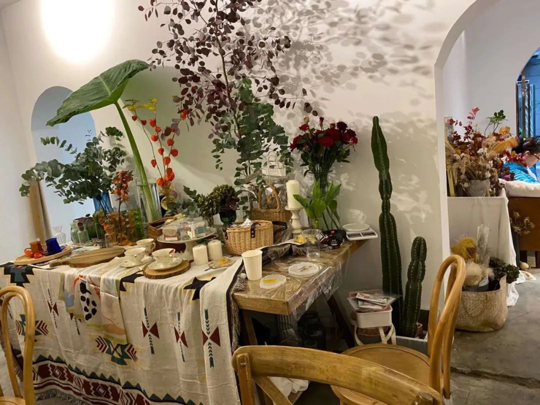 博思花藝婚慶教育，婚慶培訓(xùn)，花藝培訓(xùn)，插花培訓(xùn)，花藝師培訓(xùn)，主持人培訓(xùn)，商務(wù)主持人培訓(xùn)，花店運(yùn)營(yíng)培訓(xùn)，花店全系統(tǒng)營(yíng)銷，小白開(kāi)花店，小白學(xué)主持，金璽棠婚慶酒店，金璽棠總部，鄭州金麻雀教育科技有限公司