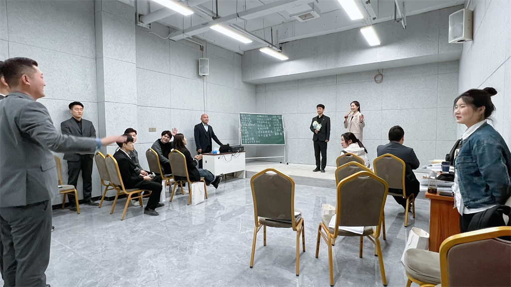 博思花藝婚慶教育，婚慶培訓(xùn)，花藝培訓(xùn)，插花培訓(xùn)，花藝師培訓(xùn)，主持人培訓(xùn)，商務(wù)主持人培訓(xùn)，花店運(yùn)營(yíng)培訓(xùn)，花店全系統(tǒng)營(yíng)銷，小白開花店，小白學(xué)主持，金璽棠婚慶酒店，金璽棠總部，鄭州金麻雀教育科技有限公司