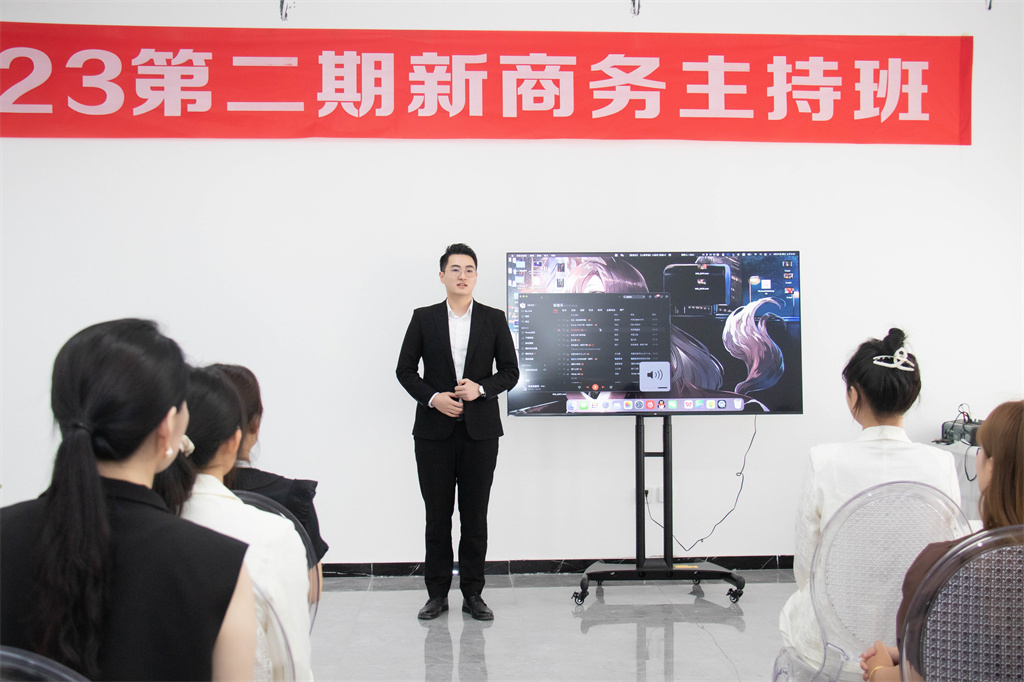 博思花藝婚慶教育，婚慶培訓(xùn)，花藝培訓(xùn)，插花培訓(xùn)，花藝師培訓(xùn)，主持人培訓(xùn)，商務(wù)主持人培訓(xùn)，花店運(yùn)營(yíng)培訓(xùn)，花店全系統(tǒng)營(yíng)銷，小白開花店，小白學(xué)主持，金璽棠婚慶酒店，金璽棠總部，鄭州金麻雀教育科技有限公司