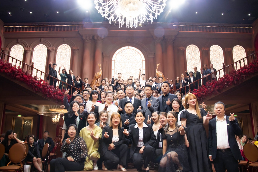 博思花藝婚慶教育，婚慶培訓(xùn)，花藝培訓(xùn)，插花培訓(xùn)，花藝師培訓(xùn)，主持人培訓(xùn)，商務(wù)主持人培訓(xùn)，花店運營培訓(xùn)，花店全系統(tǒng)營銷，小白開花店，小白學(xué)主持，金璽棠婚慶酒店，金璽棠總部，鄭州金麻雀教育科技有限公司