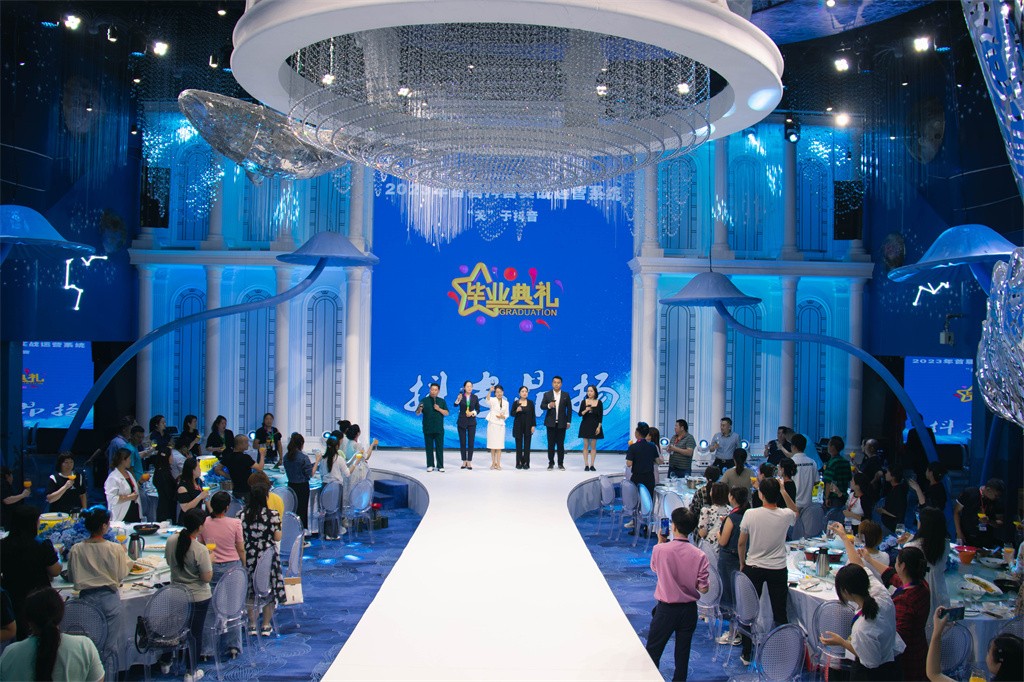 博思花藝婚慶教育，婚慶培訓(xùn)，花藝培訓(xùn)，插花培訓(xùn)，花藝師培訓(xùn)，主持人培訓(xùn)，商務(wù)主持人培訓(xùn)，花店運營培訓(xùn)，花店全系統(tǒng)營銷，小白開花店，小白學(xué)主持，金璽棠婚慶酒店，金璽棠總部，鄭州金麻雀教育科技有限公司