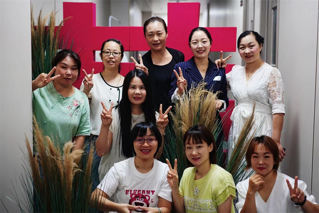 博思花藝婚慶教育，婚慶培訓(xùn)，花藝培訓(xùn)，插花培訓(xùn)，花藝師培訓(xùn)，主持人培訓(xùn)，商務(wù)主持人培訓(xùn)，花店運營培訓(xùn)，花店全系統(tǒng)營銷，小白開花店，小白學(xué)主持，金璽棠婚慶酒店，金璽棠總部，鄭州金麻雀教育科技有限公司