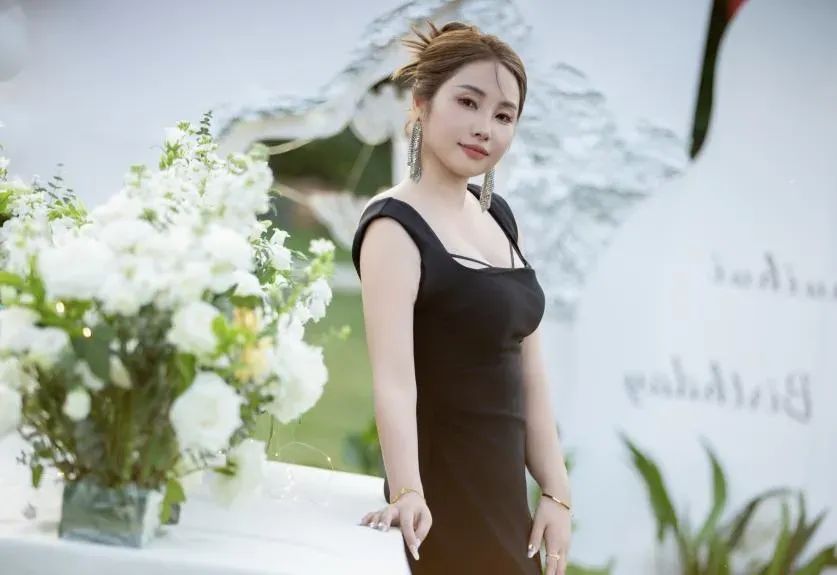 博思花藝婚慶教育，婚慶培訓(xùn)，花藝培訓(xùn)，插花培訓(xùn)，花藝師培訓(xùn)，主持人培訓(xùn)，商務(wù)主持人培訓(xùn)，花店運(yùn)營培訓(xùn)，花店全系統(tǒng)營銷，小白開花店，小白學(xué)主持，金璽棠婚慶酒店，金璽棠總部，鄭州金麻雀教育科技有限公司